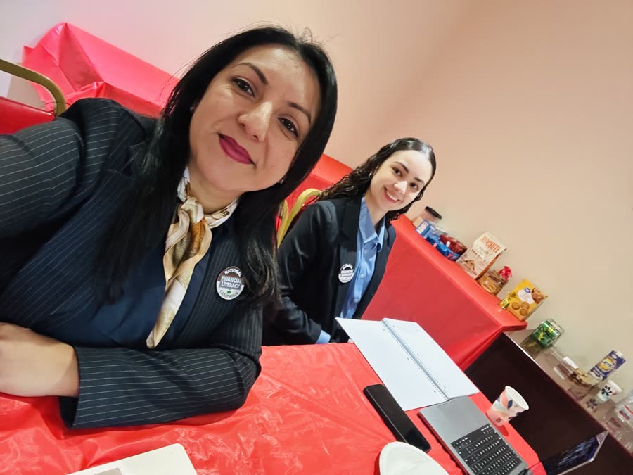 Dina Rivera en una feria de educación financiera