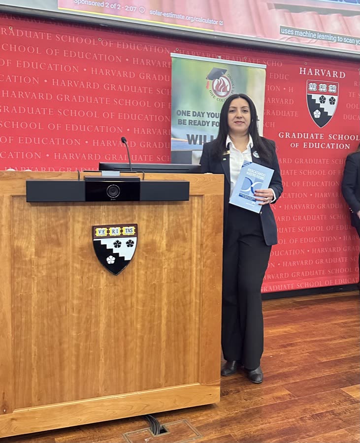 Dina Rivera en el podio del Harvard Graduate School of Education